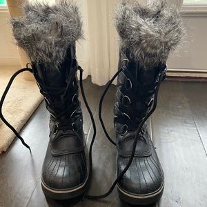 Women’s Black Sorel snow boots